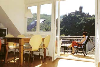 Balkon mit Burgblick auf der Sonnenseite von Cochem